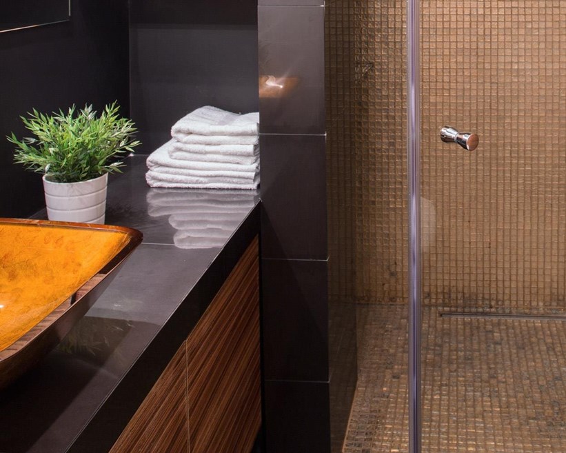Le damos forma a tu baño con una mampara a medida